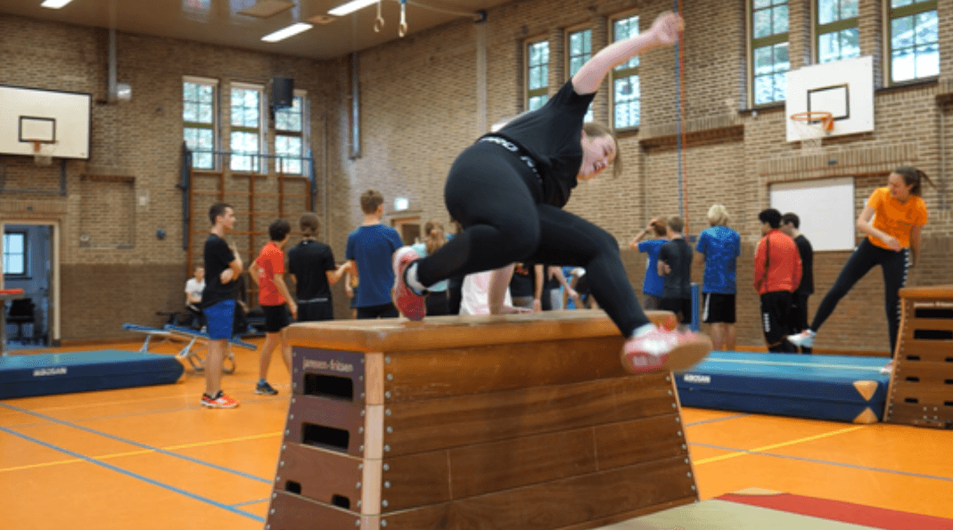 Freerunningworkshop van ZERO op een school