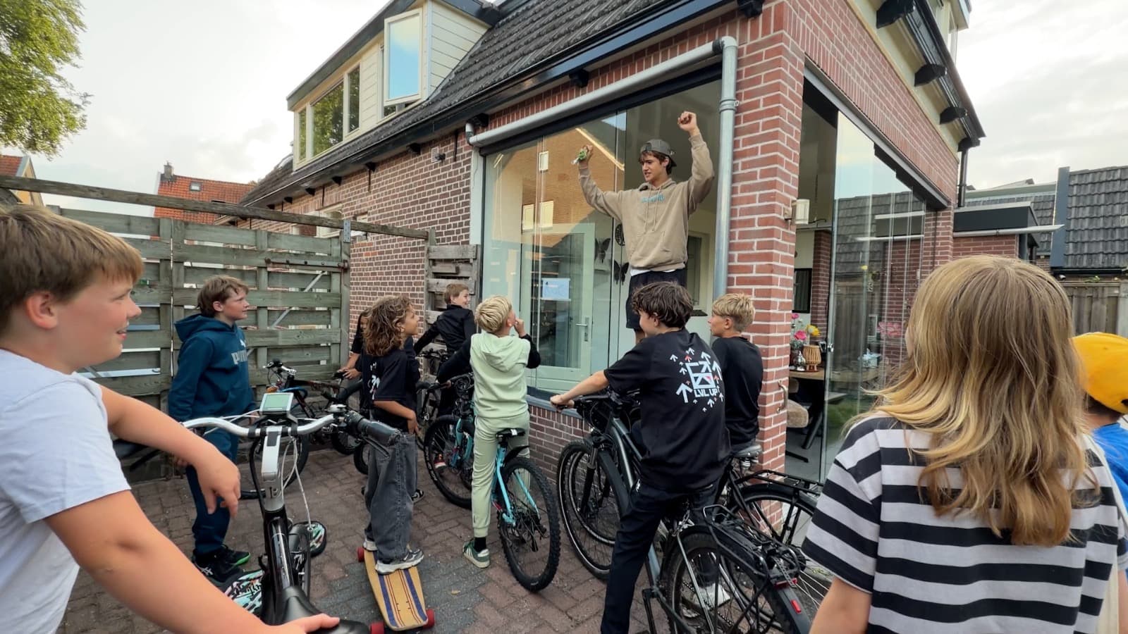 Deelnemers verzamelen met hun fietsen tijdens het kamp