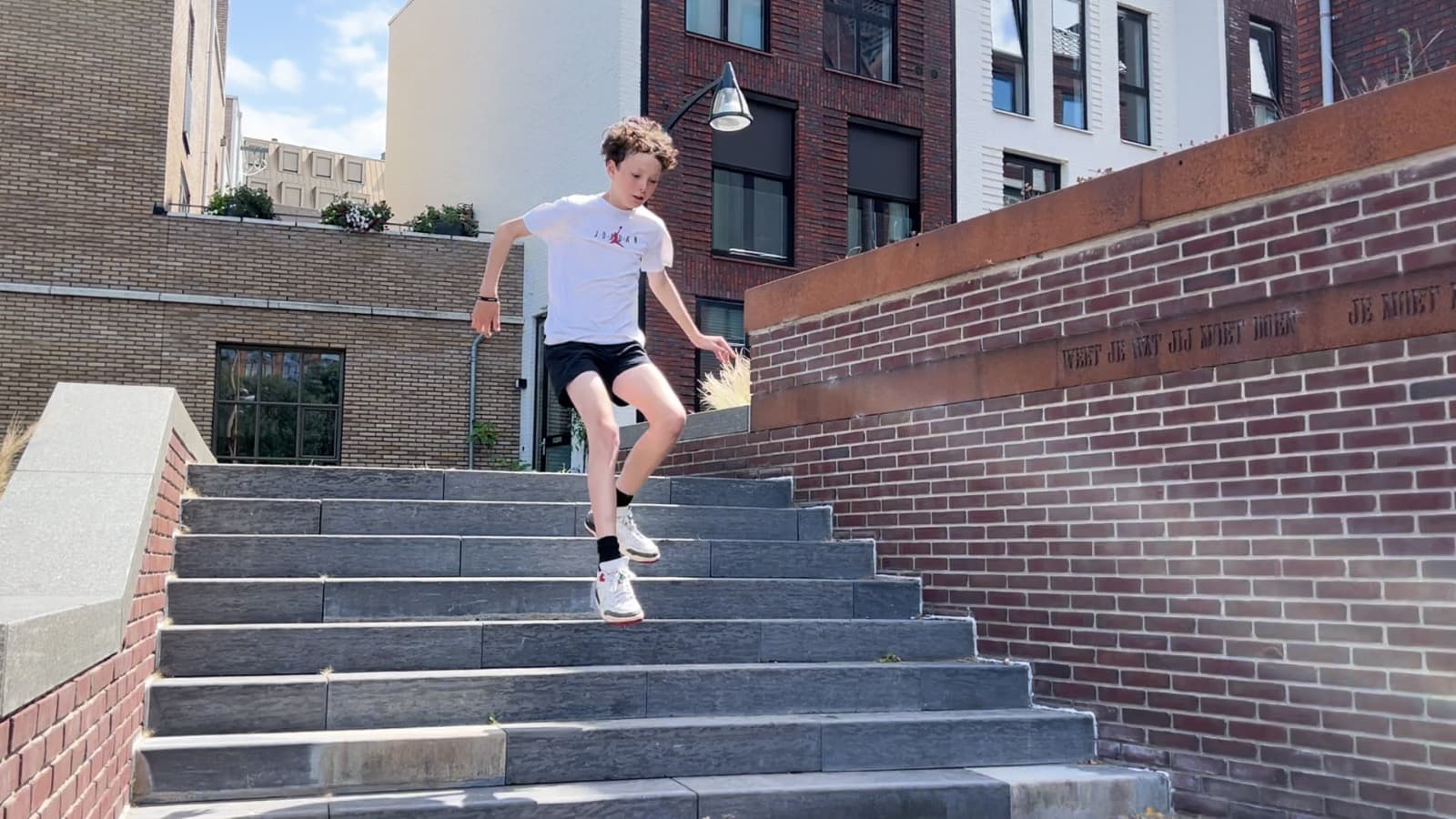 Een deelnemer freerunt op een trap in de stad