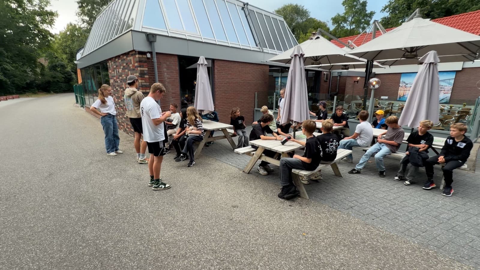 De kampgroep houdt samen pauze tijdens een uitstapje