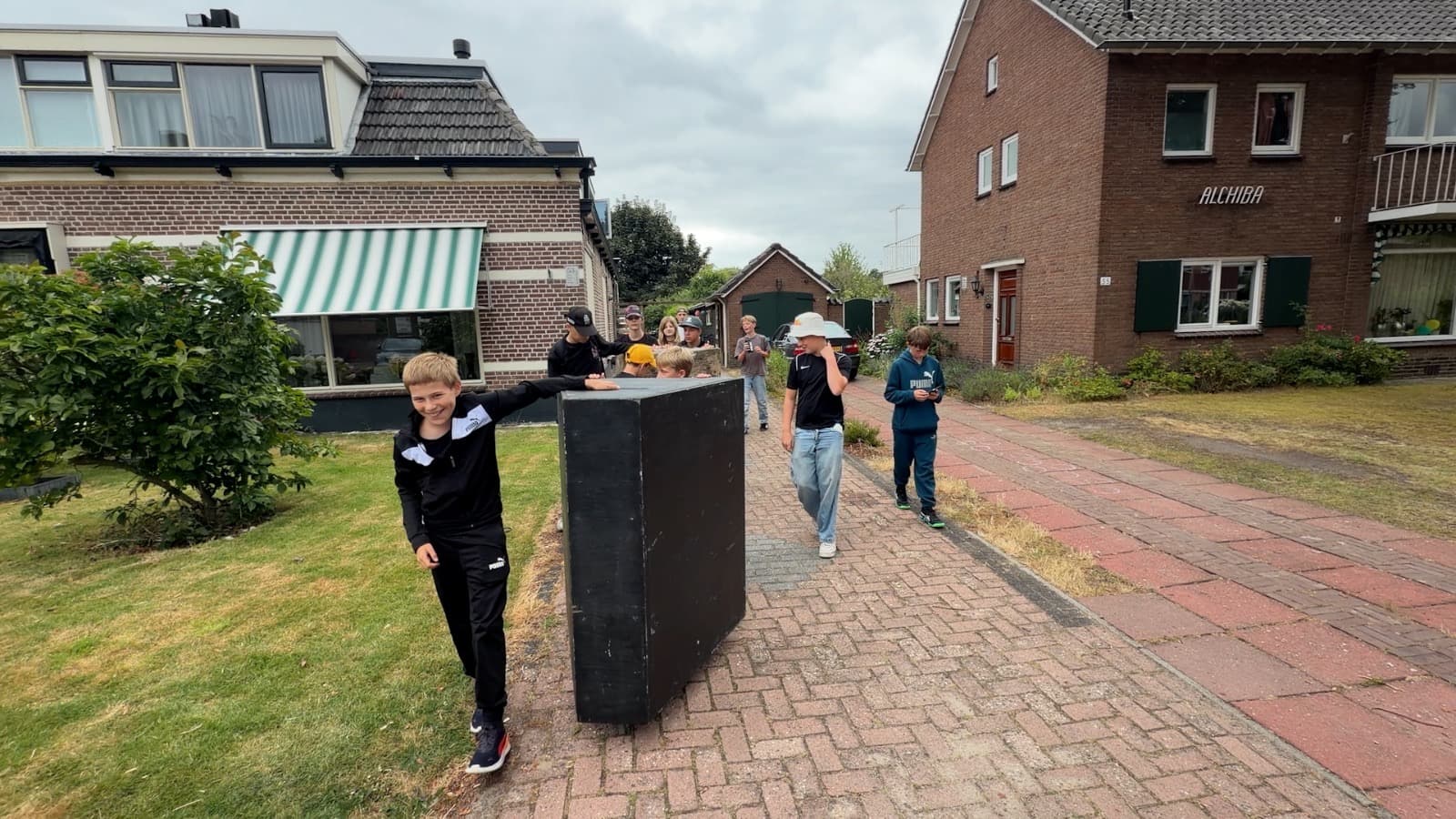 Deelnemers verplaatsen samen een groot freerunningobstakel
