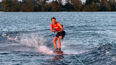 Wakeboarder op het water tijdens de zomervakantie